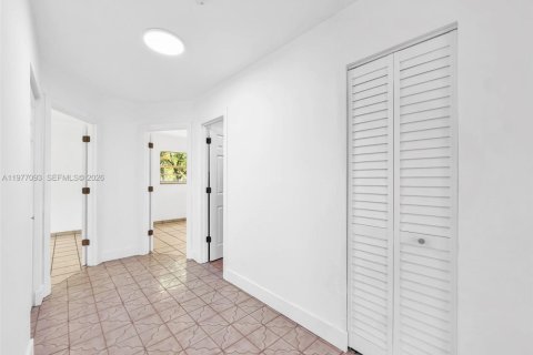 House in Miami, Florida 2 bedrooms, 121.24 sq.m. № 2041044 - photo 16