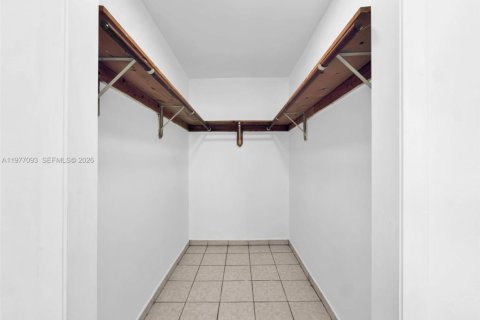 House in Miami, Florida 2 bedrooms, 121.24 sq.m. № 2041044 - photo 25