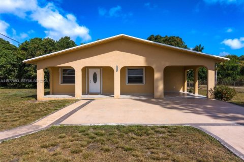 House in Miami, Florida 2 bedrooms, 121.24 sq.m. № 2041044