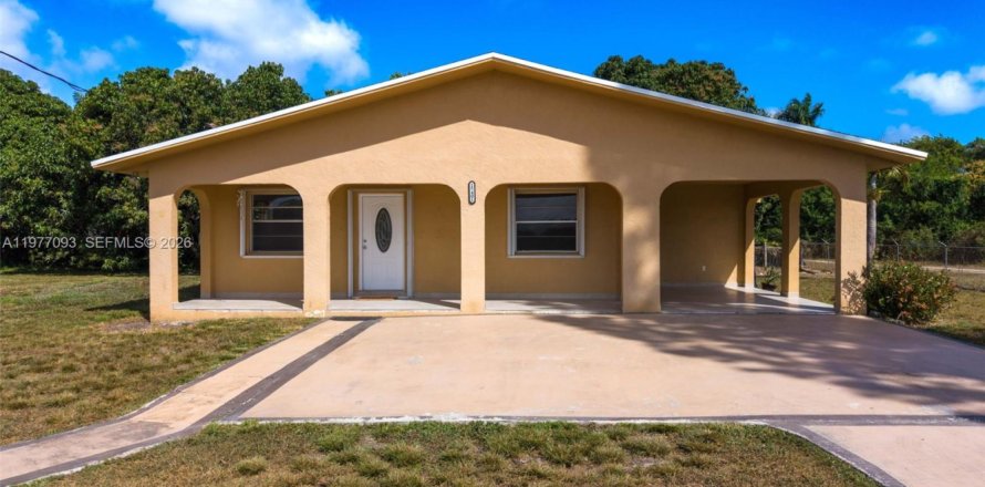 House in Miami, Florida 2 bedrooms, 121.24 sq.m. № 2041044