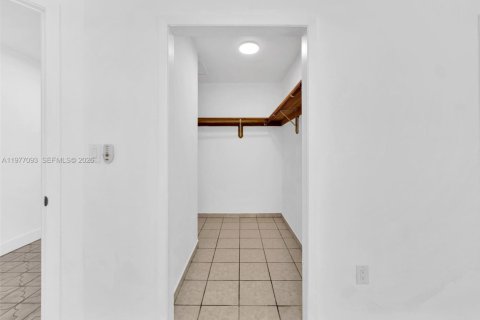 House in Miami, Florida 2 bedrooms, 121.24 sq.m. № 2041044 - photo 28