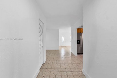 House in Miami, Florida 2 bedrooms, 121.24 sq.m. № 2041044 - photo 18