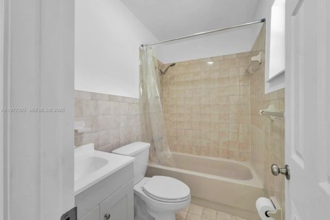 House in Miami, Florida 2 bedrooms, 121.24 sq.m. № 2041044 - photo 29
