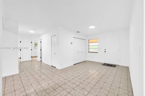 House in Miami, Florida 2 bedrooms, 121.24 sq.m. № 2041044 - photo 7