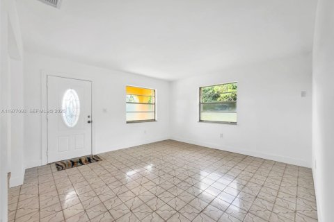 House in Miami, Florida 2 bedrooms, 121.24 sq.m. № 2041044 - photo 4