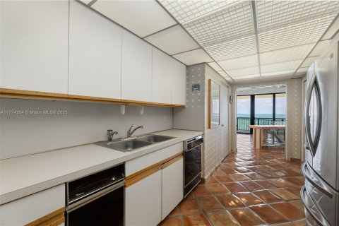 Condominio en venta en Bal Harbour, Florida, 3 dormitorios, 218.6 m2 № 1979659 - foto 19