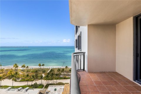 Condominio en venta en Bal Harbour, Florida, 3 dormitorios, 218.6 m2 № 1979659 - foto 11