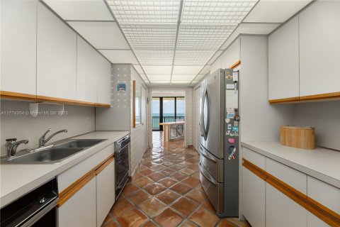 Condominio en venta en Bal Harbour, Florida, 3 dormitorios, 218.6 m2 № 1979659 - foto 20