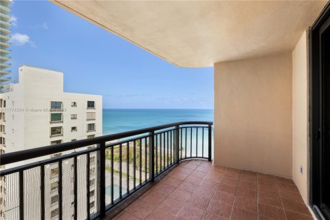 Condominio en venta en Bal Harbour, Florida, 3 dormitorios, 218.6 m2 № 1979659 - foto 12