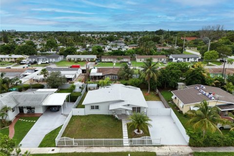 House in Miami, Florida 3 bedrooms, 110.37 sq.m. № 1926674 - photo 3