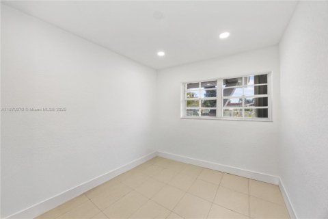 House in Miami, Florida 3 bedrooms, 110.37 sq.m. № 1926674 - photo 29