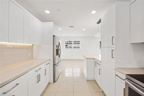 House in Miami, Florida 3 bedrooms, 110.37 sq.m. № 1926674 - photo 27