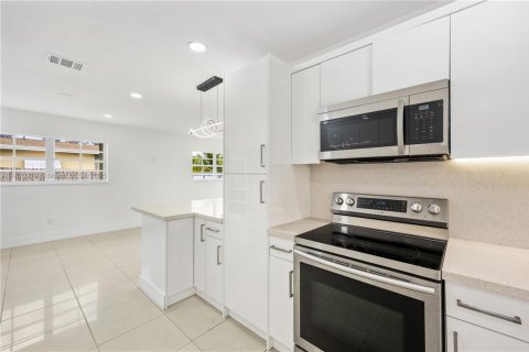 House in Miami, Florida 3 bedrooms, 110.37 sq.m. № 1926674 - photo 28