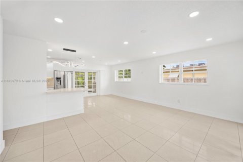 House in Miami, Florida 3 bedrooms, 110.37 sq.m. № 1926674 - photo 19