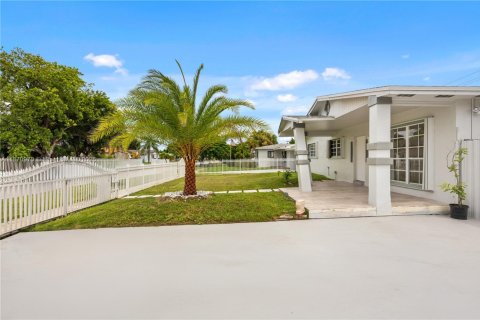 House in Miami, Florida 3 bedrooms, 110.37 sq.m. № 1926674 - photo 8