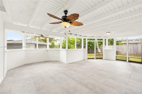 House in Miami, Florida 3 bedrooms, 110.37 sq.m. № 1926674 - photo 17