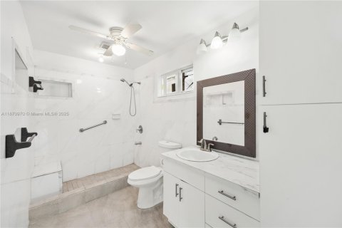 House in Miami, Florida 3 bedrooms, 110.37 sq.m. № 1926674 - photo 18