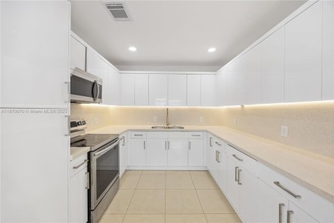 House in Miami, Florida 3 bedrooms, 110.37 sq.m. № 1926674 - photo 26
