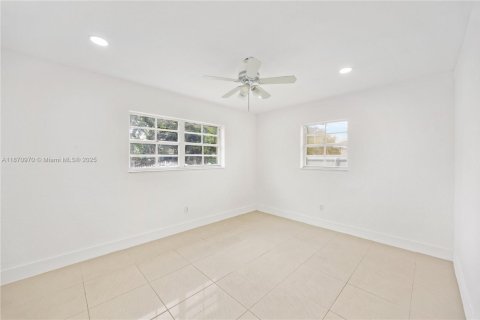 House in Miami, Florida 3 bedrooms, 110.37 sq.m. № 1926674 - photo 30