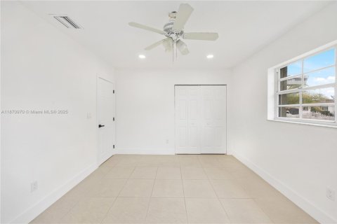 House in Miami, Florida 3 bedrooms, 110.37 sq.m. № 1926674 - photo 12