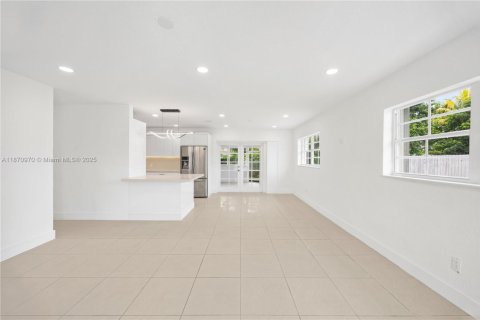 House in Miami, Florida 3 bedrooms, 110.37 sq.m. № 1926674 - photo 25