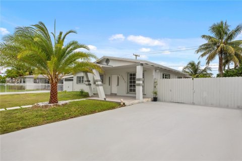 House in Miami, Florida 3 bedrooms, 110.37 sq.m. № 1926674 - photo 7