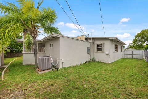 House in Miami, Florida 3 bedrooms, 110.37 sq.m. № 1926674 - photo 10