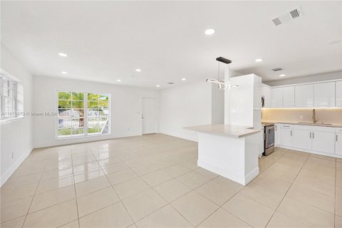 House in Miami, Florida 3 bedrooms, 110.37 sq.m. № 1926674 - photo 22
