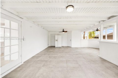 House in Miami, Florida 3 bedrooms, 110.37 sq.m. № 1926674 - photo 16