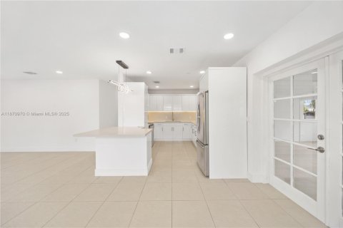 House in Miami, Florida 3 bedrooms, 110.37 sq.m. № 1926674 - photo 23