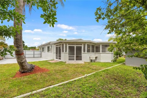 House in Miami, Florida 3 bedrooms, 110.37 sq.m. № 1926674 - photo 9