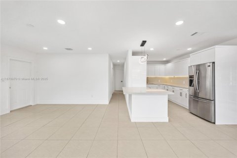 House in Miami, Florida 3 bedrooms, 110.37 sq.m. № 1926674 - photo 13