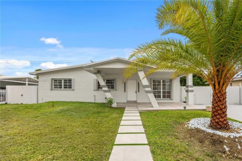 House in Miami, Florida 3 bedrooms, 110.37 sq.m. № 1926674 - photo 1