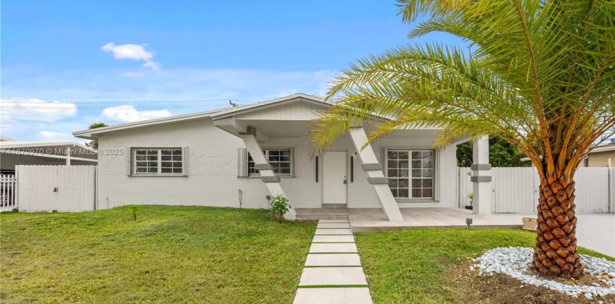 House in Miami, Florida 3 bedrooms, 110.37 sq.m. № 1926674