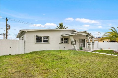 House in Miami, Florida 3 bedrooms, 110.37 sq.m. № 1926674 - photo 2
