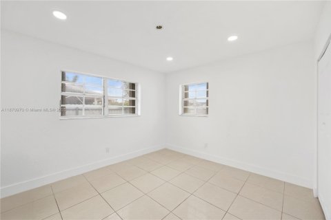 House in Miami, Florida 3 bedrooms, 110.37 sq.m. № 1926674 - photo 20