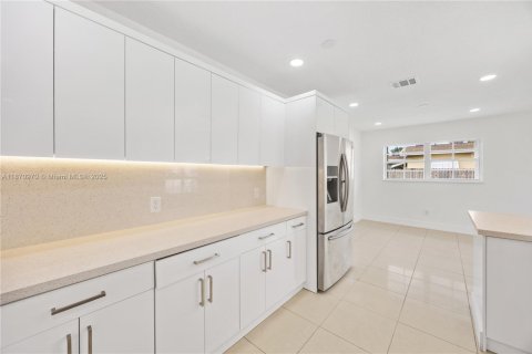 House in Miami, Florida 3 bedrooms, 110.37 sq.m. № 1926674 - photo 11