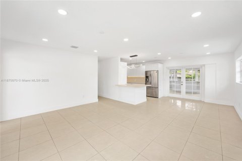 House in Miami, Florida 3 bedrooms, 110.37 sq.m. № 1926674 - photo 21