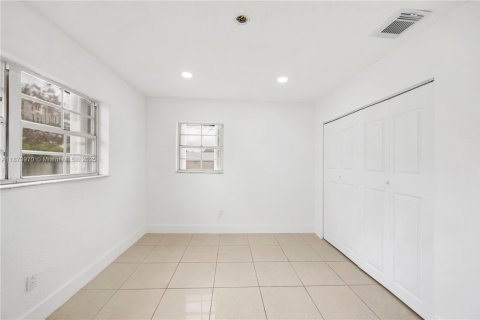 House in Miami, Florida 3 bedrooms, 110.37 sq.m. № 1926674 - photo 14