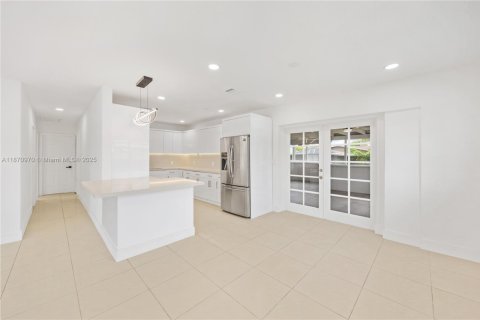 House in Miami, Florida 3 bedrooms, 110.37 sq.m. № 1926674 - photo 24