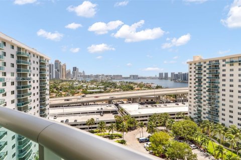 Condo in Sunny Isles Beach, Florida, 1 bedroom № 2172091 - photo 14