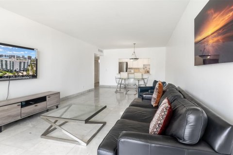 Condo in Sunny Isles Beach, Florida, 1 bedroom № 2172091 - photo 17