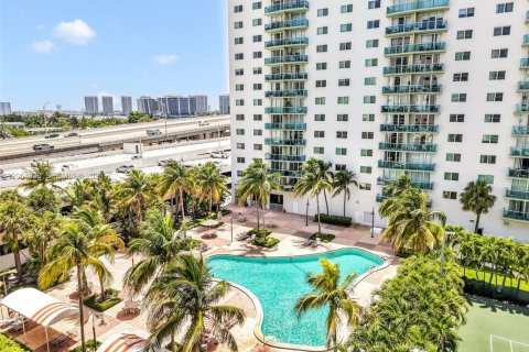 Condo in Sunny Isles Beach, Florida, 1 bedroom № 2172091 - photo 2