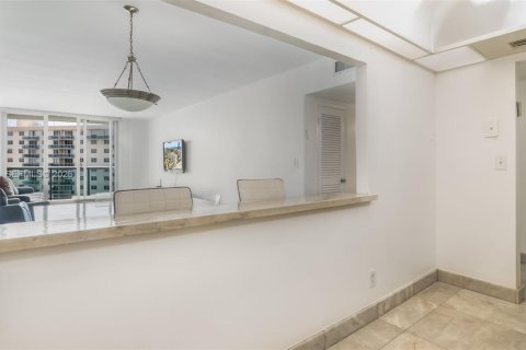Condo in Sunny Isles Beach, Florida, 1 bedroom № 2172091 - photo 24