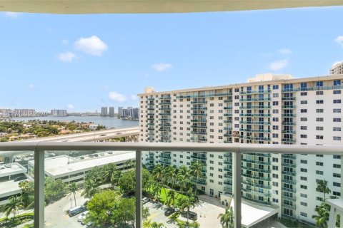 Condo in Sunny Isles Beach, Florida, 1 bedroom № 2172091 - photo 11