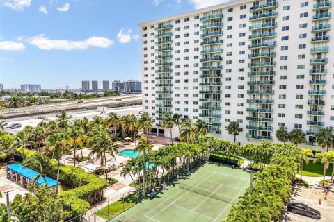 Condo in Sunny Isles Beach, Florida, 1 bedroom № 2172091 - photo 3