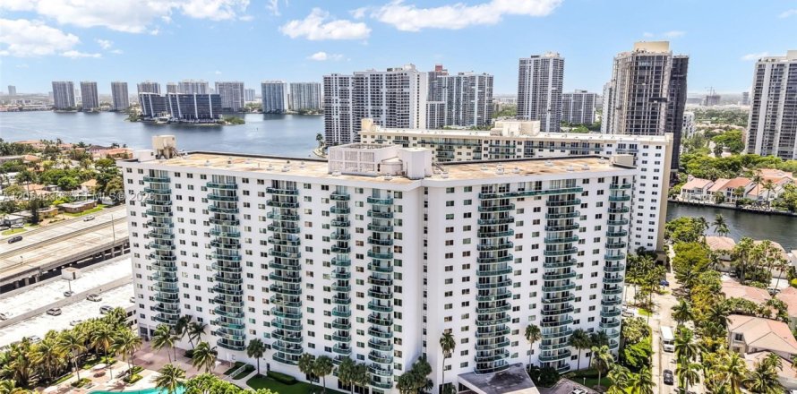 Condo in Sunny Isles Beach, Florida, 1 bedroom № 2172091