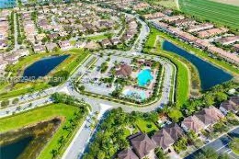 House in Homestead, Florida 5 bedrooms, 253.81 sq.m. № 1931994 - photo 1