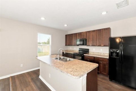 House in Zephyrhills, Florida 4 bedrooms, 225.94 sq.m. № 2349264 - photo 5