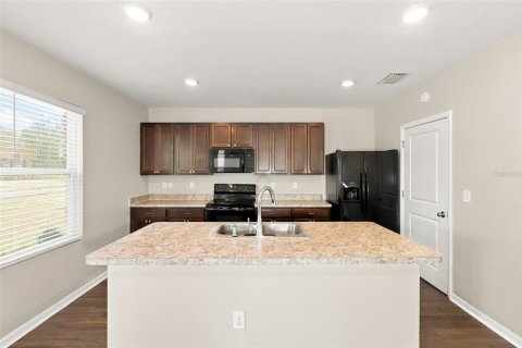 House in Zephyrhills, Florida 4 bedrooms, 225.94 sq.m. № 2349264 - photo 4